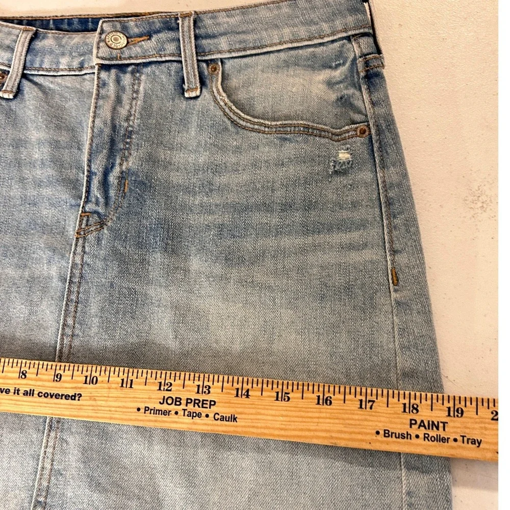Light Wash Distressed Denim Mini Skirt Raw Hem Stretchy size 2 Summer Spring